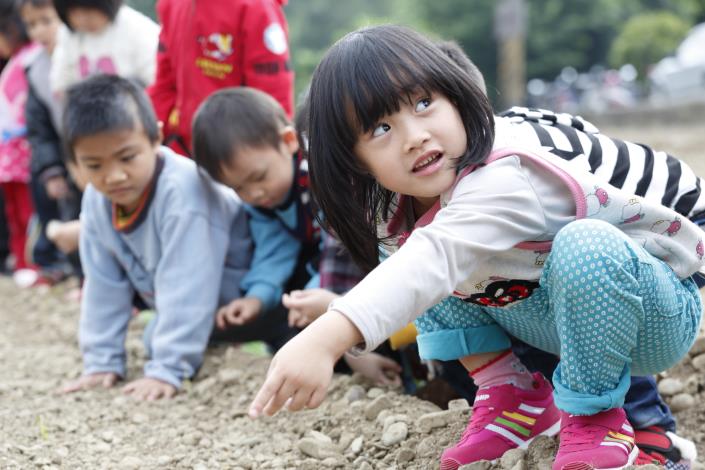 幼兒園的泰雅孩子參與傳統泰雅播種祭