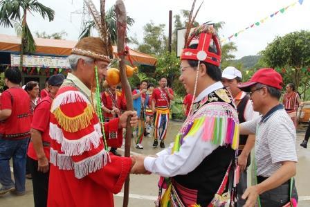 崁津部落張頭目帶領鄭市長進入部落豐年祭大會舞