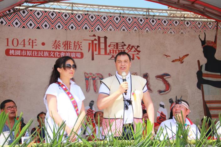 紐西蘭毛利電視台台長Paora Maxwell和現場族人分享紐西蘭毛利族文化傳承，並由Kolas局長全程翻譯。
