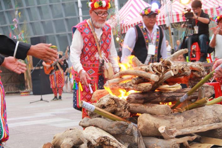 卑南族 Rahan(拉漢，祭司)帶領族人與貴賓點火儀式