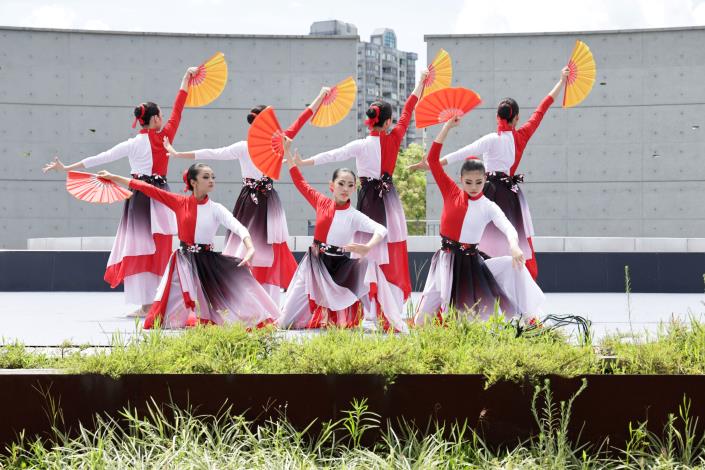 由心舞季藝術舞蹈團開場，結合「千秋義民」曲目編排震撼人心的舞蹈表演。