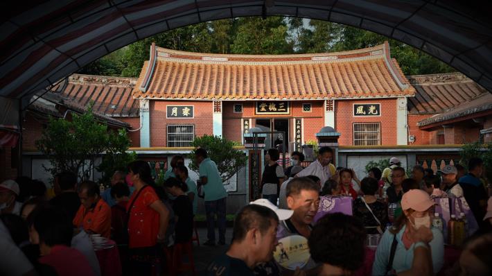 客家局今日在楊梅區王家百年老三槐堂辦理千人饗宴。
