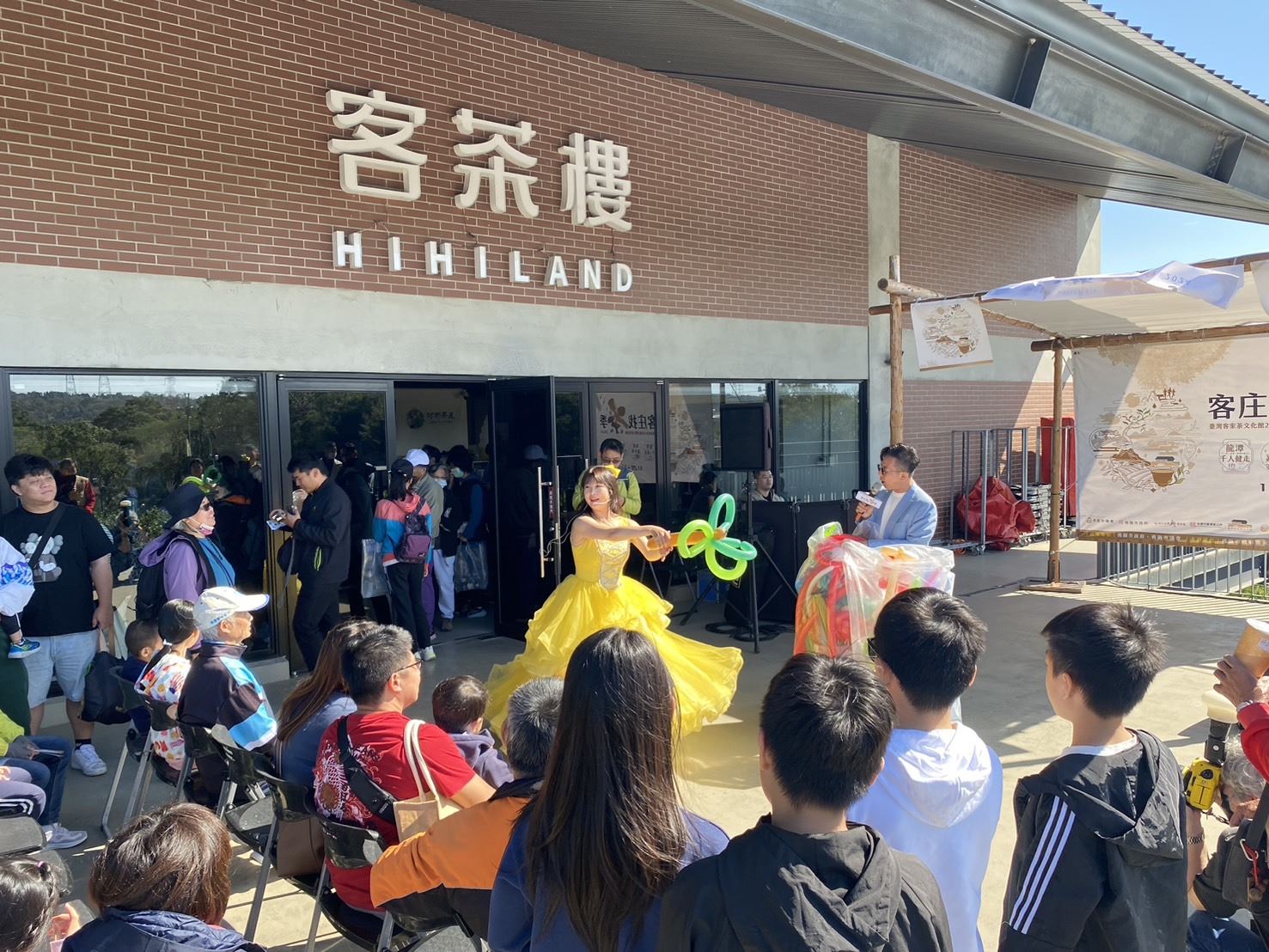 氣球姊姊帶大朋友小朋友邊折氣球邊歡樂學客語