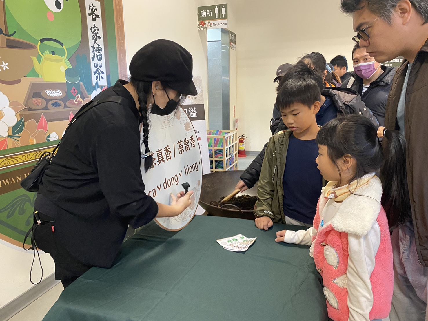 找茶嘉年華於今(23)日熱鬧展開，客茶館內設有「茶客任務」5大親子闖關遊戲與學習客語