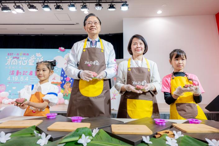 張市長與貴賓及小朋友們一同體驗製作桐花粄