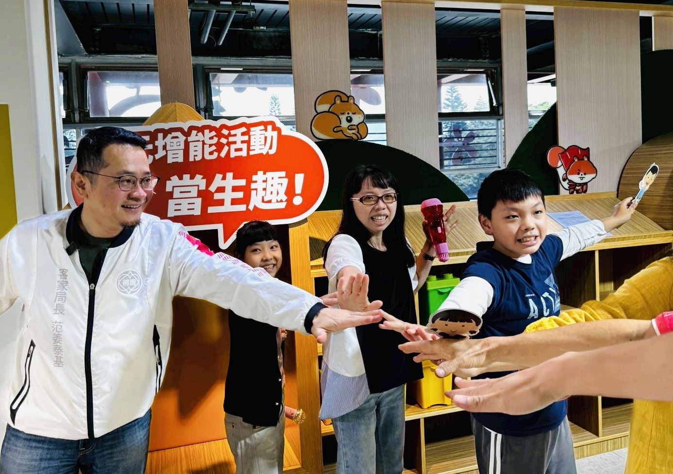 客家局長范姜泰基與客語家庭一同歡唱客語歌曲,展現客語融入日常生活中的活力及溫度。