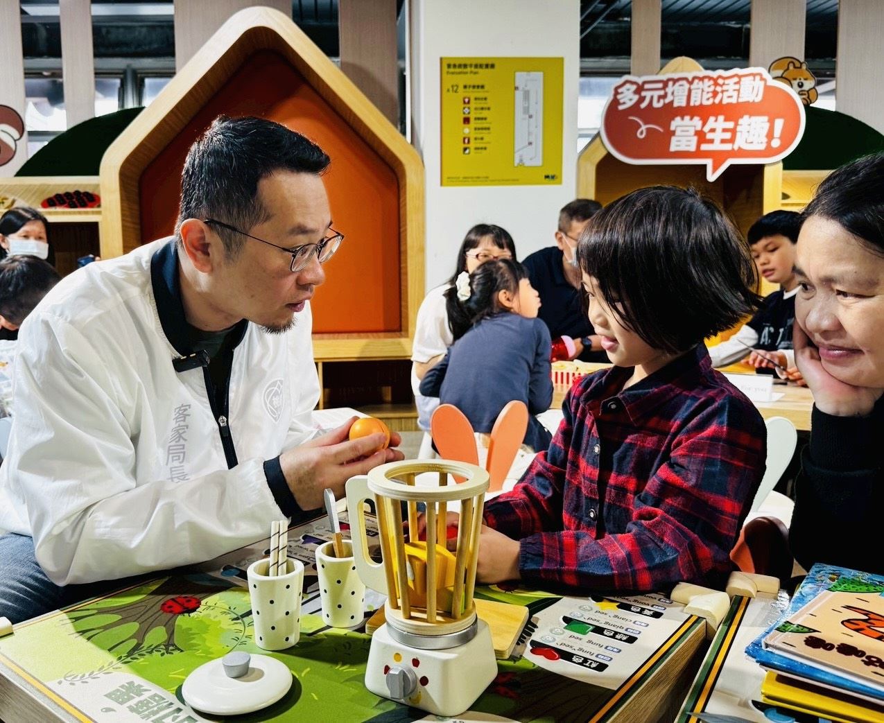 范姜泰基局長與績優客語家庭,運用現場6大主題情境及道具,搶先體驗講客拍片的樂趣。