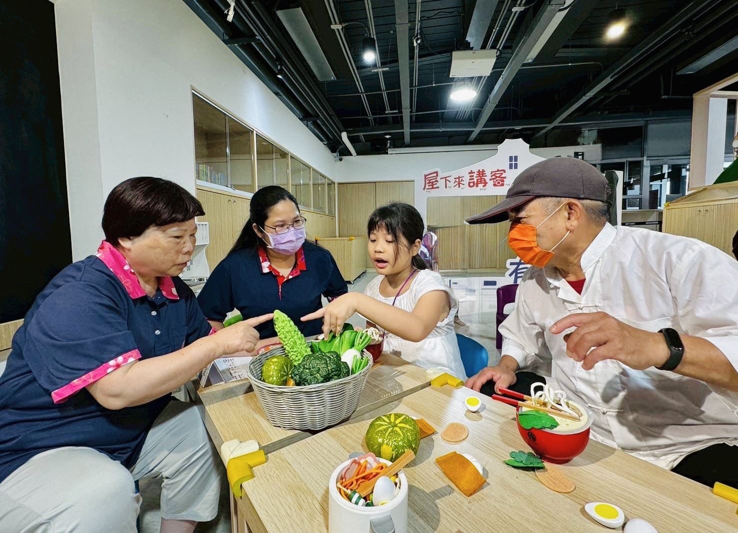 客語家庭利用現場道具「共下做料理」,邊享用美食、邊輕鬆講客語,讓溫馨的餐桌日常成為最自然的語言教室。