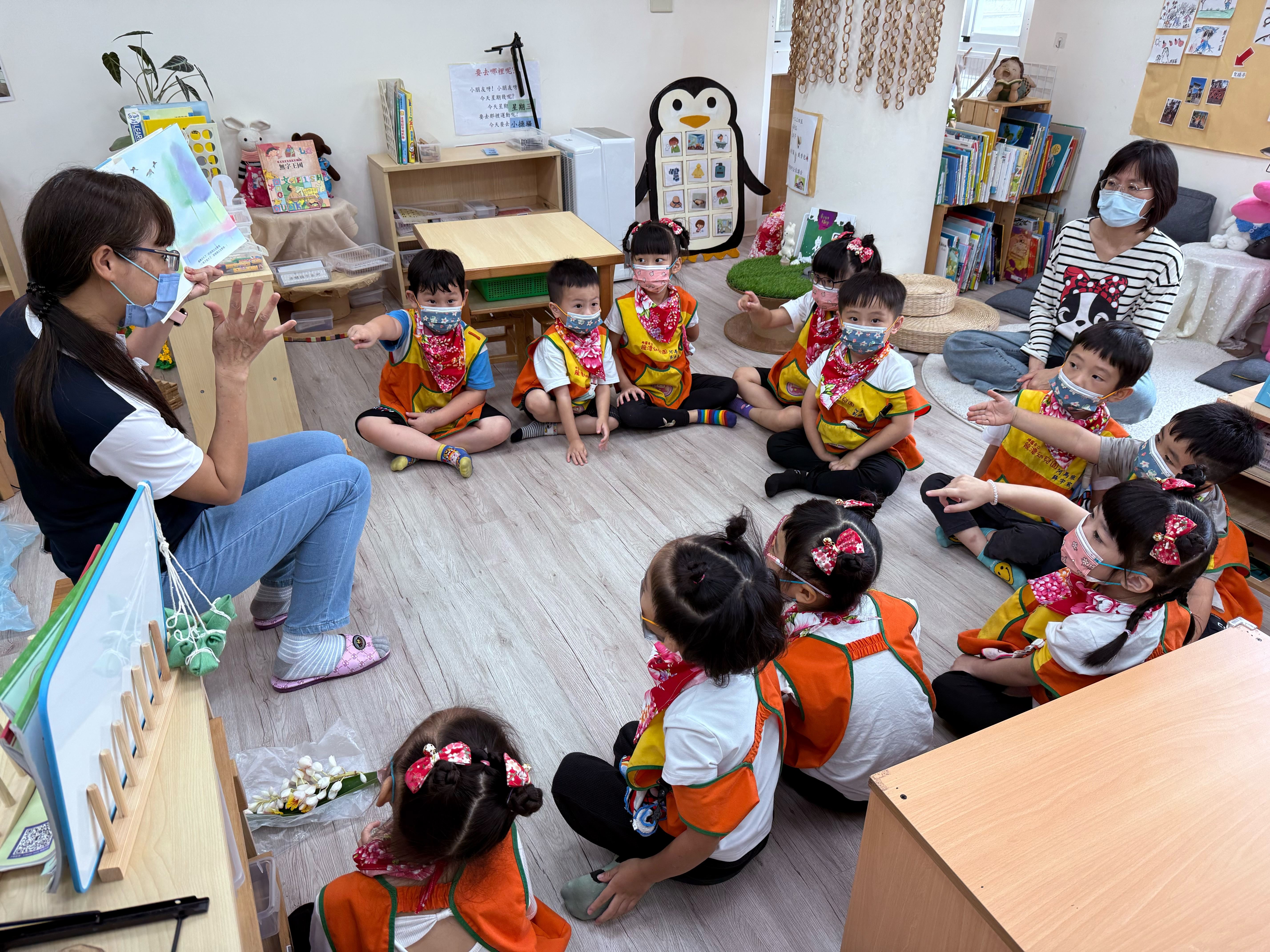 在桃園市客家局推動、輔導團專業協助及各幼兒園積極配合下,幼兒能於園內生活作息中,如例行性問候、常規提醒、體能活動與情緒表達等日常情境,自然接觸並運用客語,逐步養成從小說客的語言習慣,實踐沉浸式教學目標。