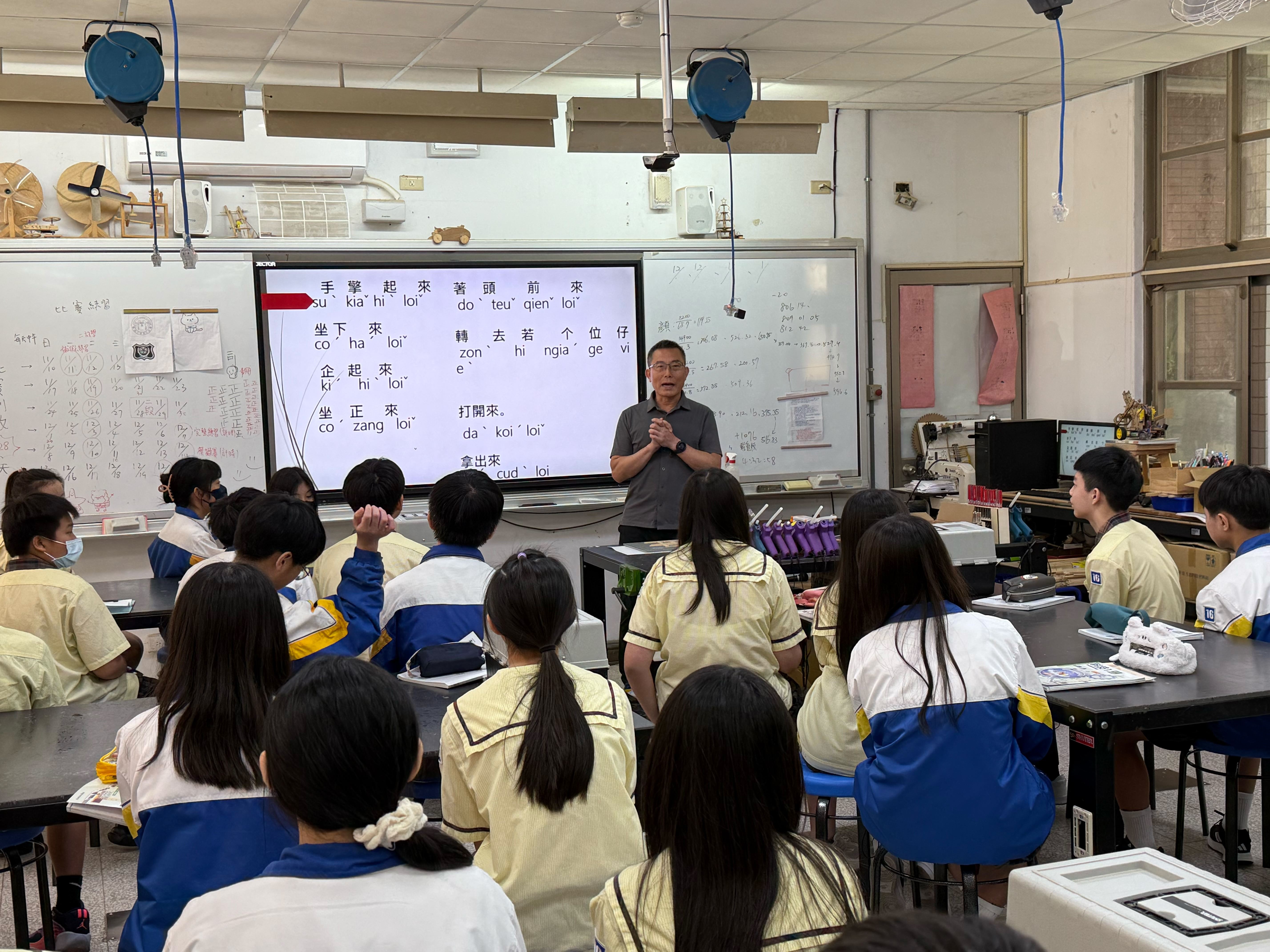 同德國中科技老師以全客語進行橋樑結構教學,課前引導學生透過聽讀對照方式熟悉重複出現的客語課室用語,讓學生在理解中實踐,深化語言沉浸與專業學習的結合。