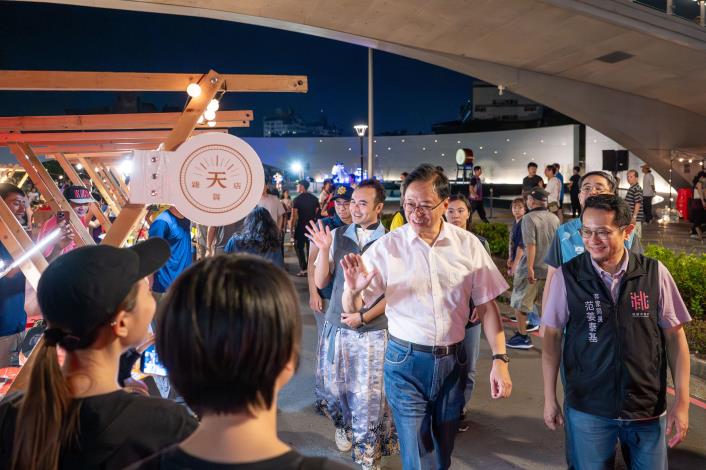 張市長與民眾熱情打招呼