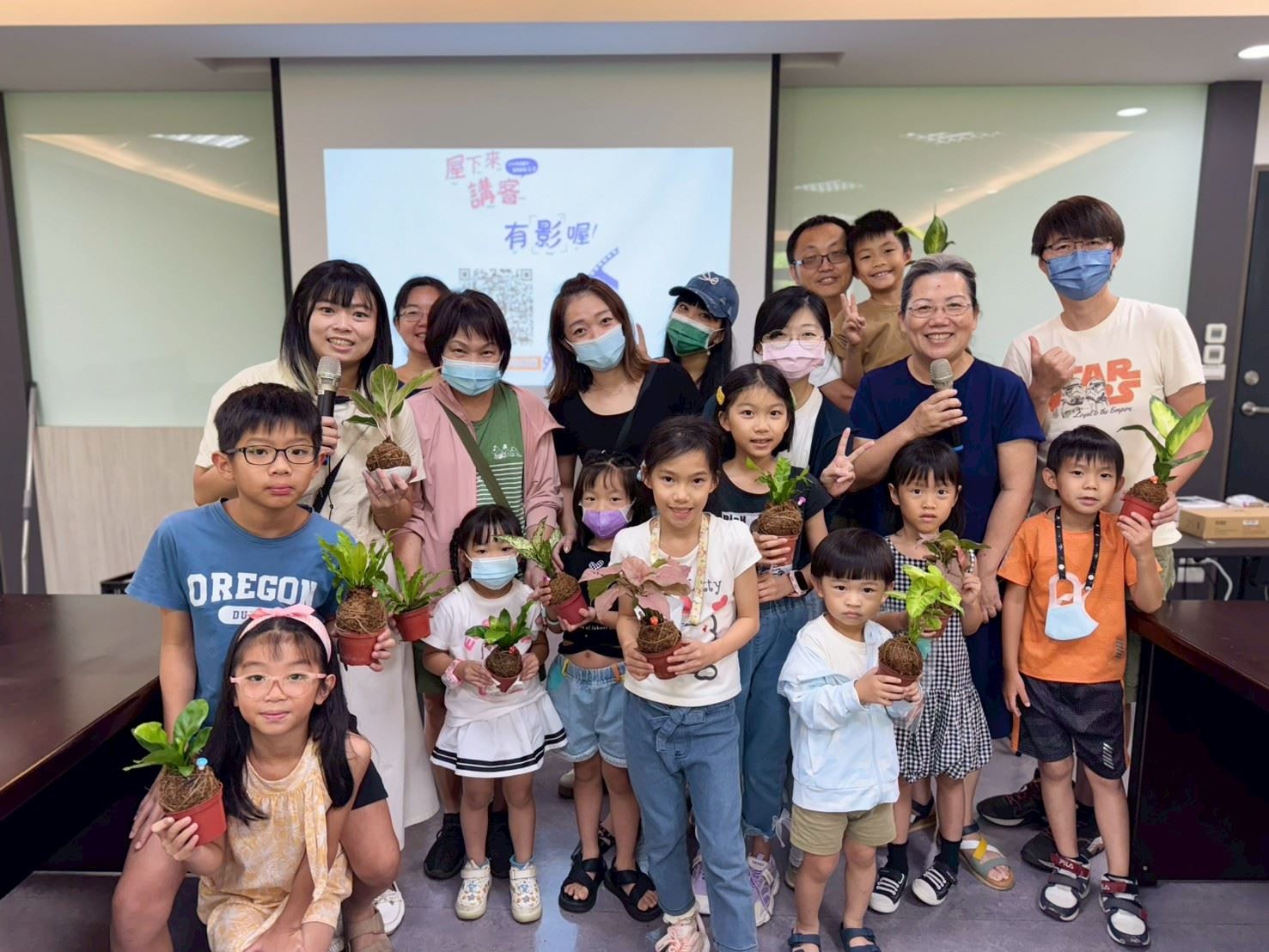 親子共學苔球手作,引導孩子自然開口使用客語交流。