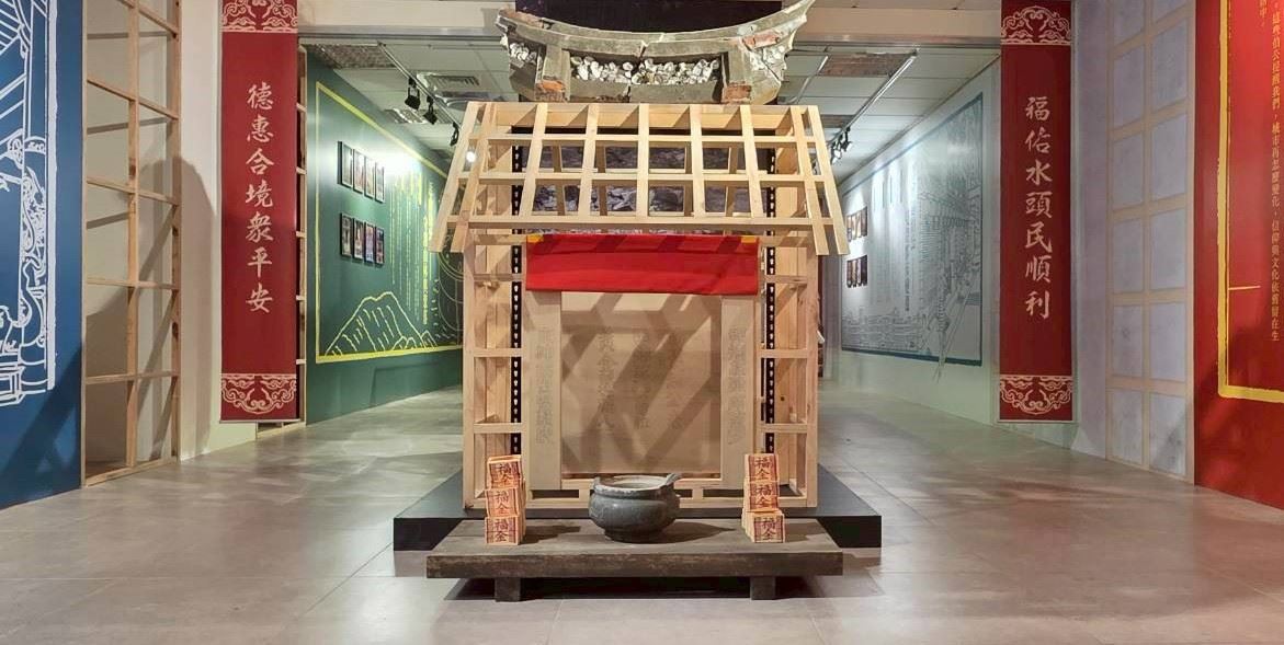 客家伯公特展重建新屋「貝殼伯公廟」，再現沿海客家居民運用自然資源打造的特色信仰空間。