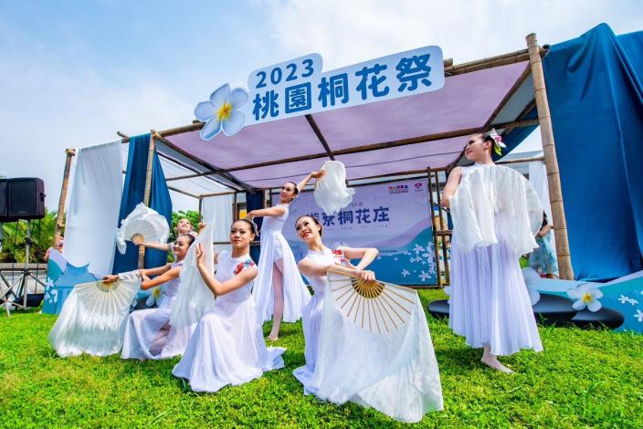 舞蹈團體帶來表演，為桃園桐花季揭開序幕