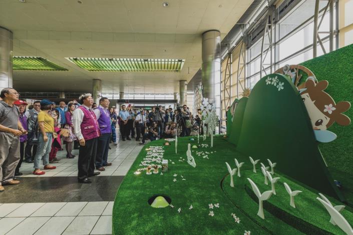 市長和與會來賓及遊客共同欣賞大型桐花裝置藝術