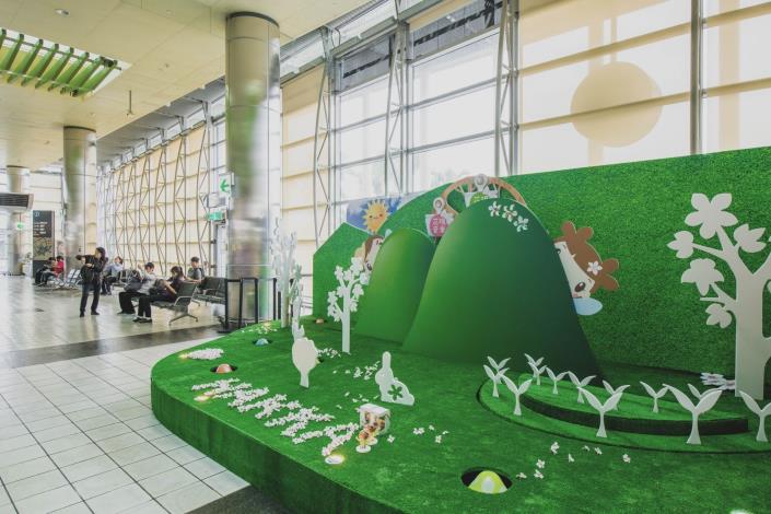 高鐵桃園站內設置全台唯一結合定目劇的大型桐花裝置藝術