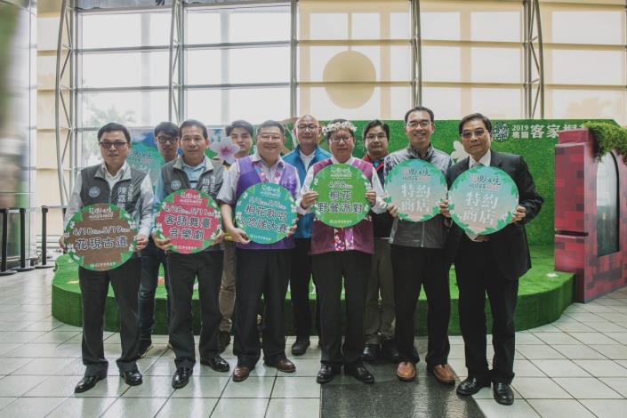 市長和與會來賓合影