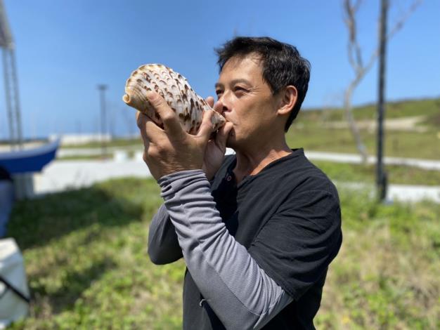在地後生許立志先生吹響噴嘟，與長官貴賓以牽罟共同揭開活動序幕。