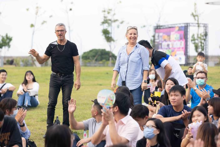 法國奧萬尼-隆河-阿爾卑斯大區學區教育廳歐洲暨國際關係處處長及副處長也親臨現場，並喜歡現場草地音樂的氛圍。