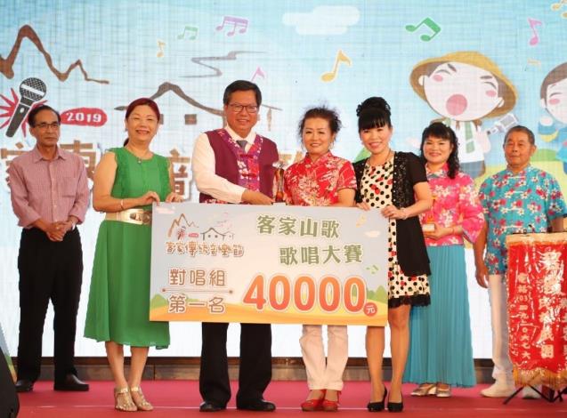 桃園市政府客家事務局今(27)日盛大舉辦「2019客家傳統音樂節－頒獎典禮暨賴碧霞紀念音樂會」。傳統音樂節第一名鍾函億及劉淑平