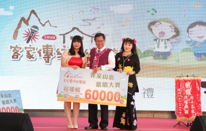 桃園市政府客家事務局主辦的2019客家傳統音樂節於27日下午2時在桃園市平鎮區民俗文化公園天幕廣場舉行頒獎典禮暨賴碧霞紀念音樂會圖為超擂組一名吳沛昀