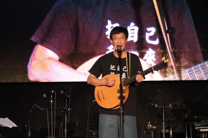 遠從高雄美濃前來演出林生祥特別獻唱悼念平鎮英勇殉職的打火英雄