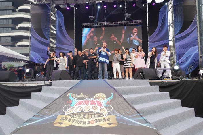 金曲歌王謝宇威帶領樂團及超級擂台組共同獻唱「心肝膽膽大」共同為平鎮殉職之傷者家屬加油打氣.JPG