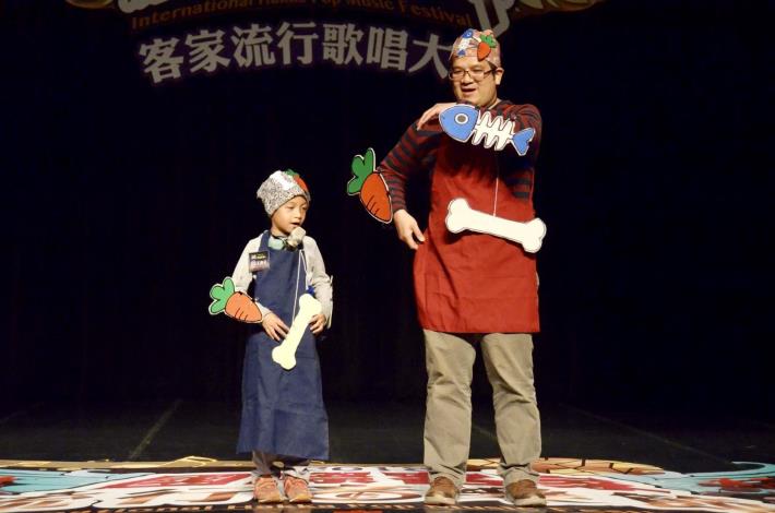 幼親組的王鼎元小朋友和爸爸演唱「食麼个」，精心製作道具，手舞足蹈相當活潑可愛.JPG