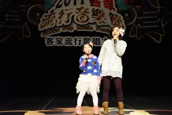 幼幼親子組參賽母女，頭戴桐花造型，可愛又逗趣.JPG
