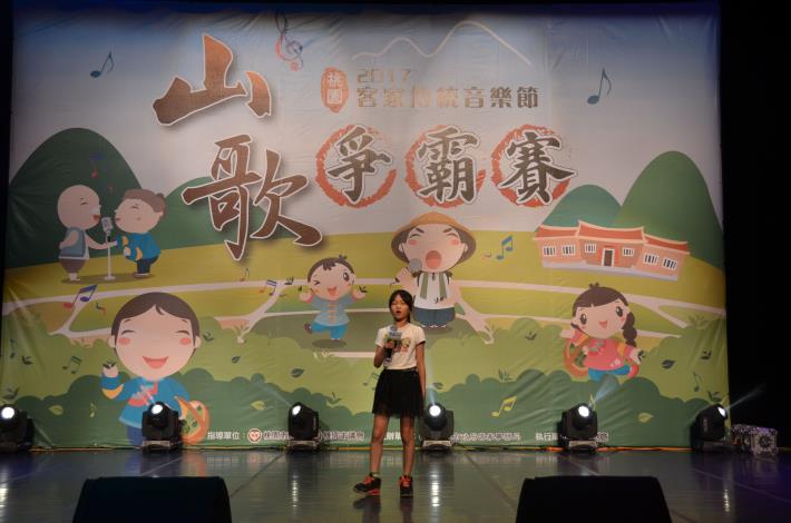 少年組賴如婷藉著影片自學山歌，期能將客家山歌文化傳承下去。