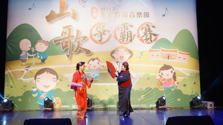 對唱組鄒玉姬、莊麗玉為比賽盛裝打扮，盼能獲得佳績。