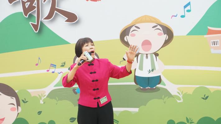 壯年組彭玉葳賣力演唱，期能獲得佳績。