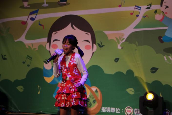 少年組宋竹梅演唱盼望親人來團圓，驚豔全場。