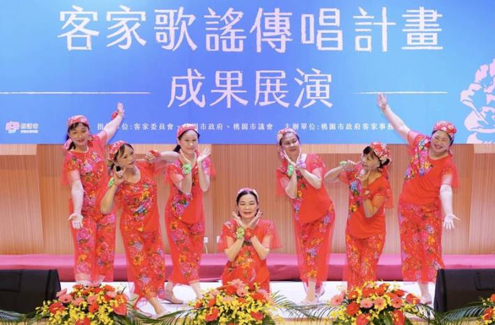 桃園客家音樂節的歌謠傳唱計畫成果展演由八德區竹霄社區發展協會熱鬧開場。