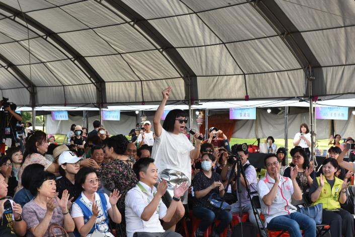 客家流行歌手吉那罐子以客家歌曲帶動現場氣氛_0