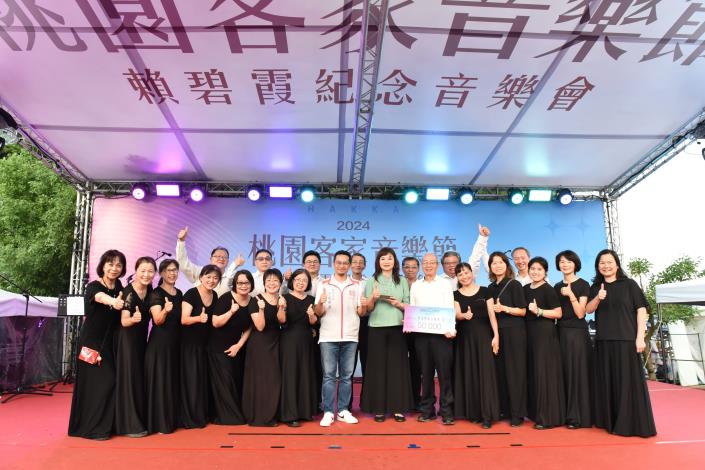 局長頒發歌謠合唱組第一名全球客家聲韻歌劇團獲獎者合影，展現了絕佳的合唱默契而拿_0