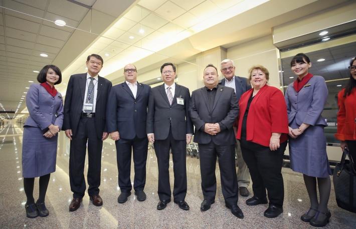 （左起）中華航空何煖軒董事長、聖貝納迪諾郡郡監督哈格曼、鄭文燦市長、安大略市市議員瓦倫西亞二世、安大略國際機場管理委員會勞福李奇副主席、安大略市市議員桃樂絲-波拉達