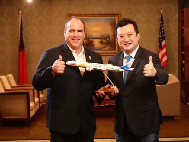 顏處長把777-300ER桃園市彩繪機送給SBC郡監督，象徵桃園-安大略首航順利
