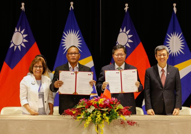 鄭文燦市長與彼得市長簽屬備忘錄，左起海妮總統、彼得市長、鄭市長、陳建仁副總統