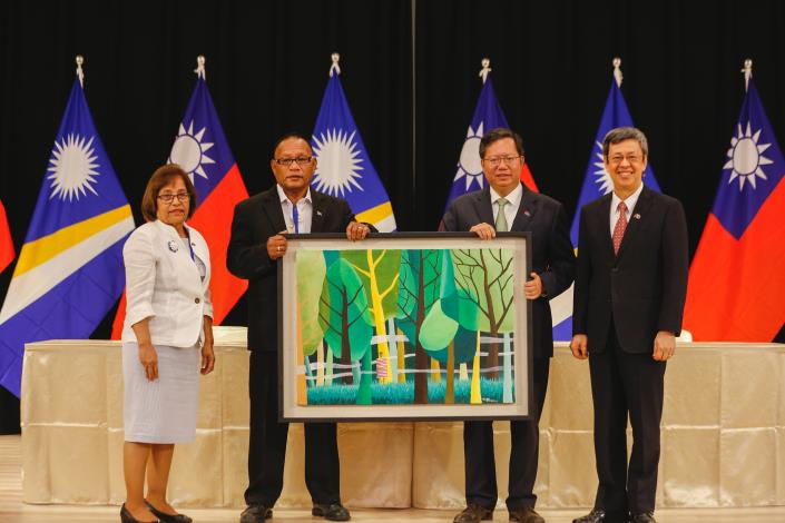 鄭市長贈送米路哈勇「生命樹」作為簽約禮