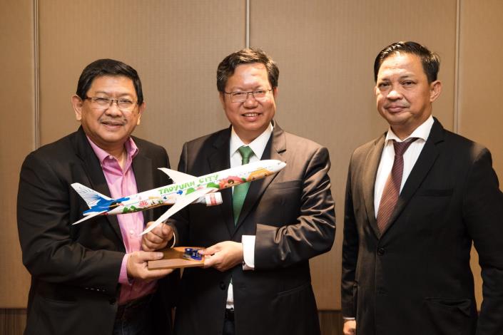 鄭市長致贈天使城市長與黎牙實比市市長飛機模型