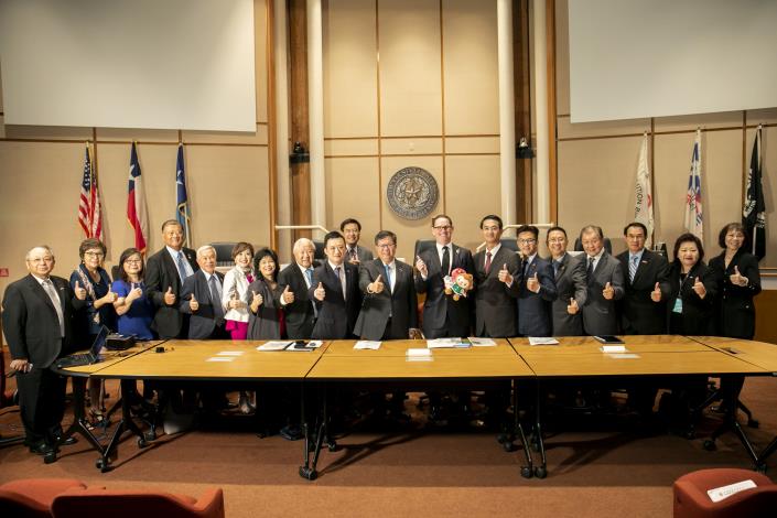 Mayor Cheng visited Dallas County Judge Clay Jenkins at the county government