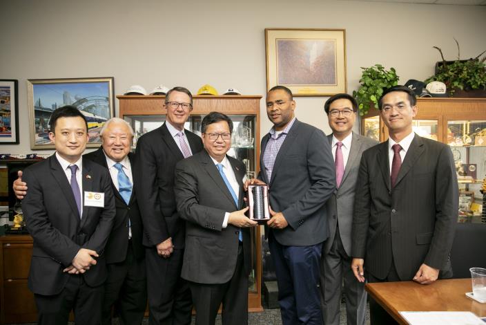 Mayor Cheng visited the Dallas Area Rapid Transit (DART).He presented the gift to Congressman Marc Veasey