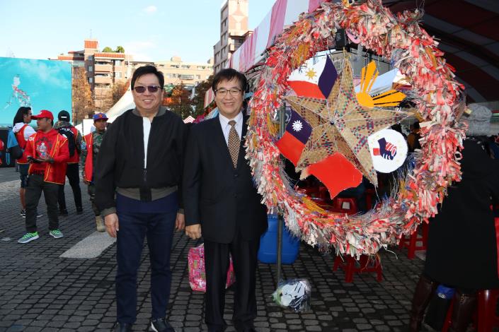 游建華副市長(右)與班納友代表(左)與環保聖誕燈飾合照