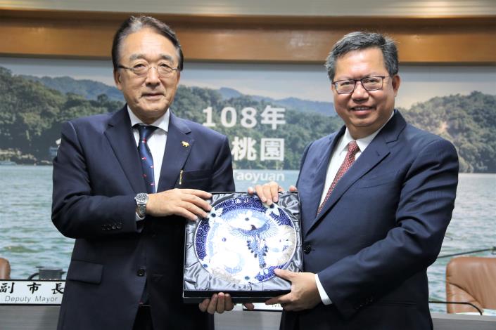 日本駐台代表沼田幹夫先生(左)從桃園市長鄭文燦手中接下瓷盤。