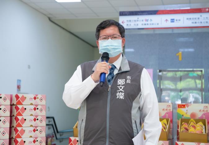 桃園市長鄭文燦、三黨團總召致贈「媽媽桃」給投入防疫工作相關局處，感謝第一線人員辛勞付出。