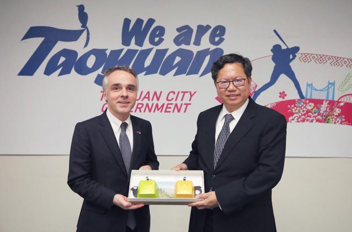 Mayor Cheng presented Taoyuan's tea gift box to French Office in Taipei Director Benoit Guidee