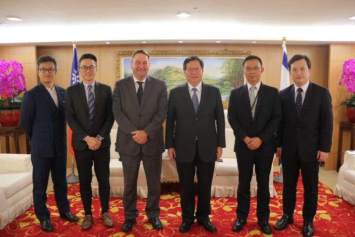 駐台北以色列經濟文化辦事處代表柯思畢(左三)，訪桃園市長鄭文燦(右三)。