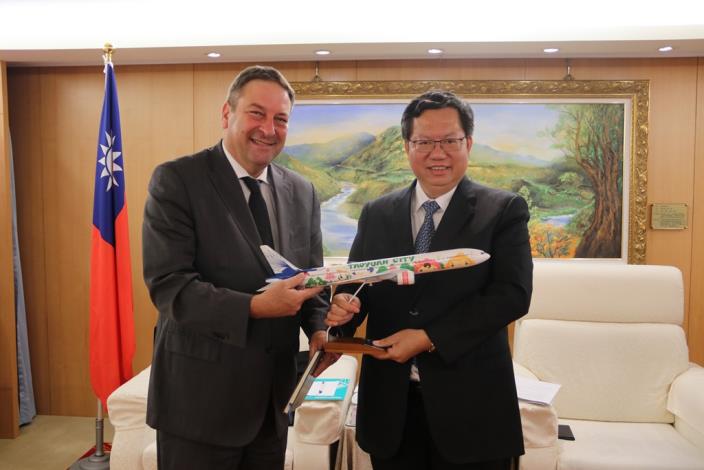 駐台北以色列經濟文化辦事處代表柯思畢(左)，訪桃園市長鄭文燦。