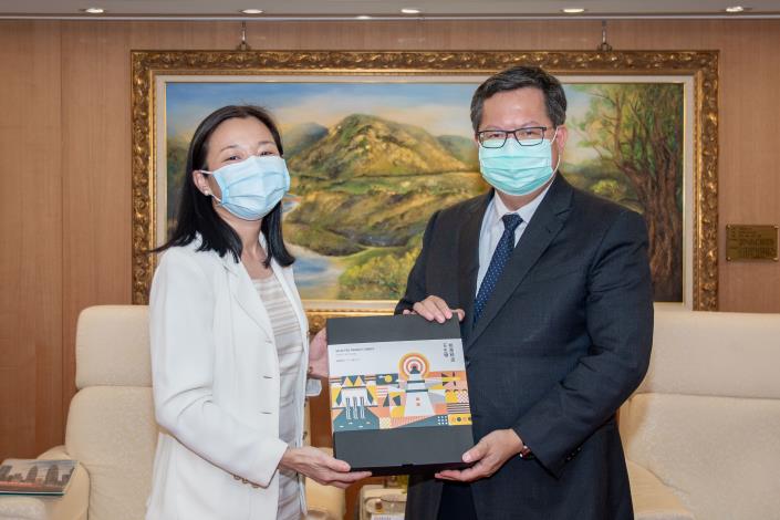 鄭市長致贈桃園花生糖禮盒 感謝馬來西亞團隊特別在疫情期間仍來訪桃園 盼未來有更多交流